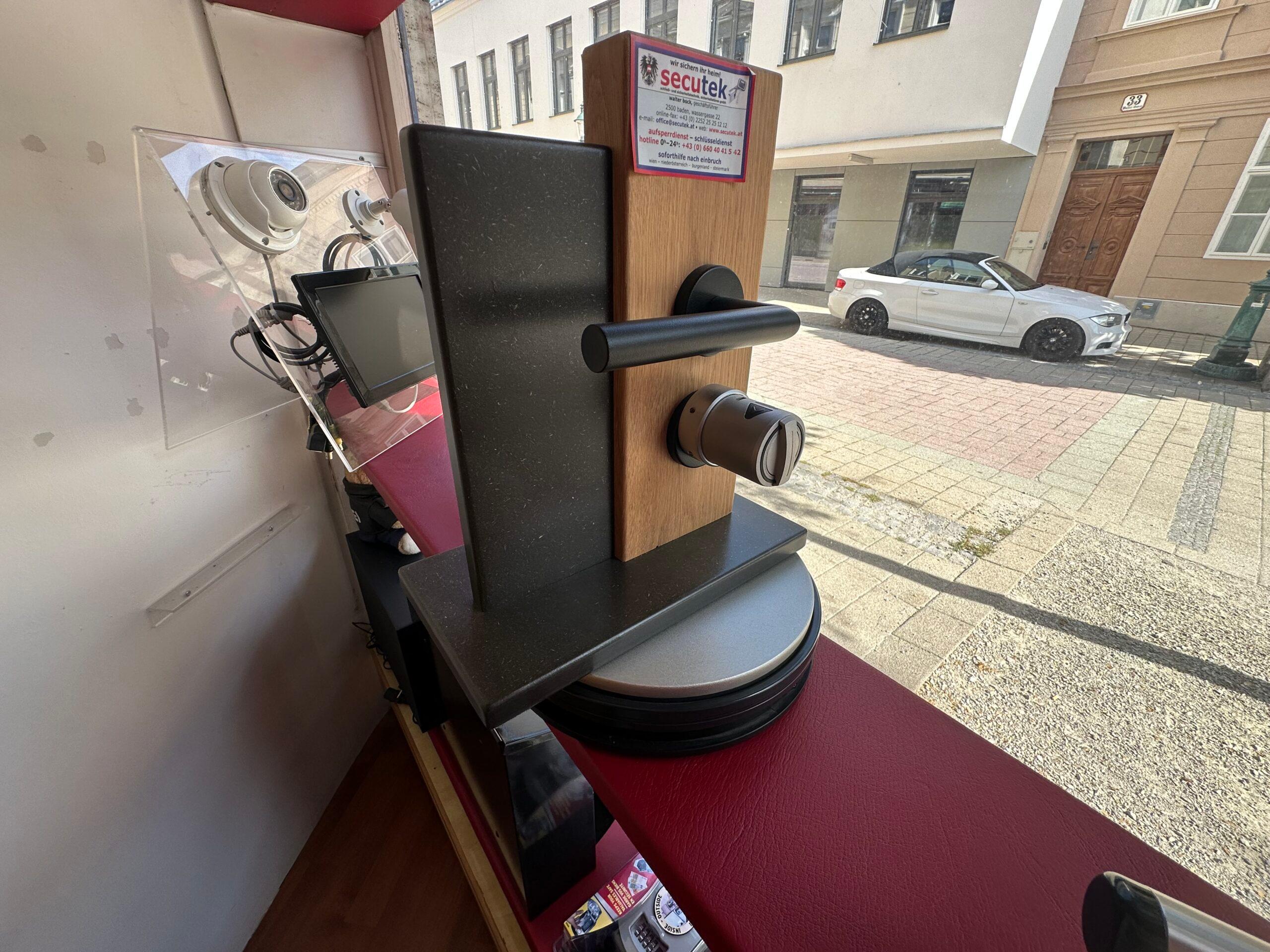 foto-auslage-ütopic-modell-ausstellung-zutrittskontrolle-innen